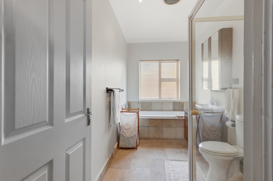 4 Bedroom Property for Sale in Harbour Island Western Cape